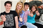 2.3 Freiwilligendienst Junge Leute zeigen Daumen hoch
